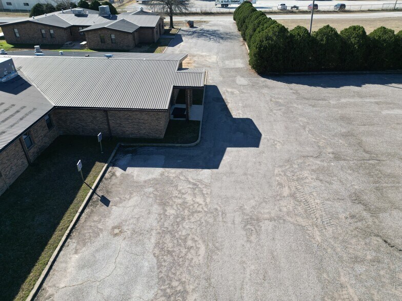 More Photos Of 829 Elks Blvd, Ardmore Office For Sale