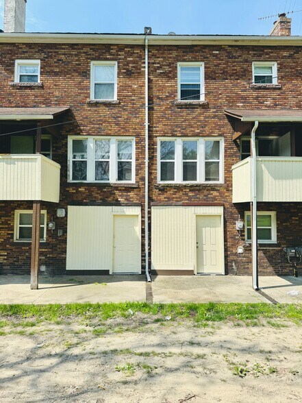 More Photos Of 25 Maynard Ct, Pontiac Apartments For Sale