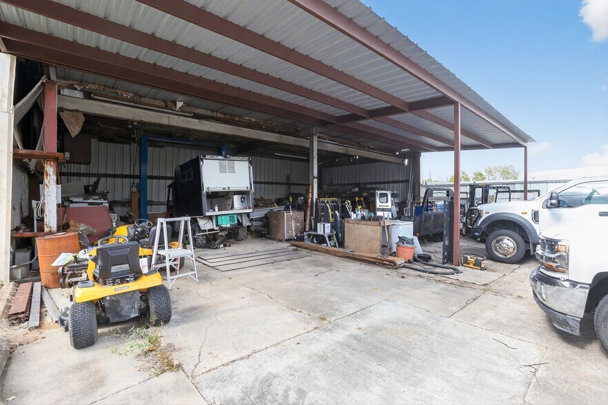 More Photos Of 15590 Florida Blvd, Baton Rouge Showroom For Sale