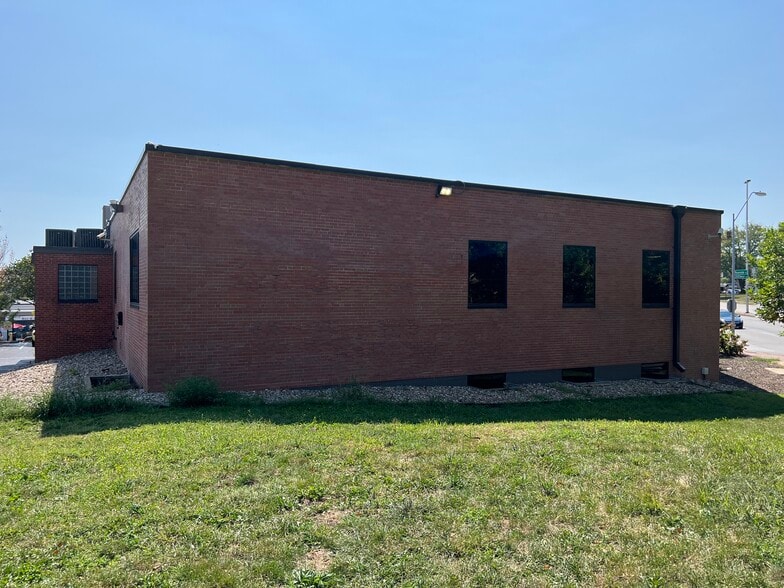 More Photos Of 4233 Roanoke Rd, Kansas City Office For Lease