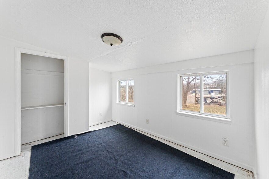 More Photos Of 814 SE Sunnyside School Rd, Blue Springs Warehouse For Sale