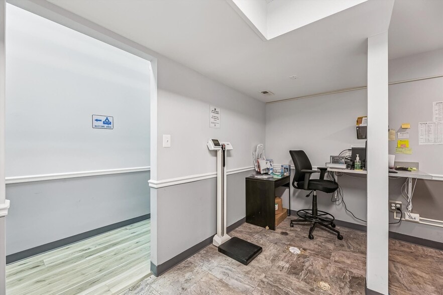 More Photos Of 12090-12114 Old Line Ctr, Waldorf General Retail For Sale