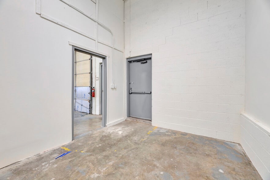 More Photos Of 2213 Ogletown Rd, Newark Warehouse For Lease