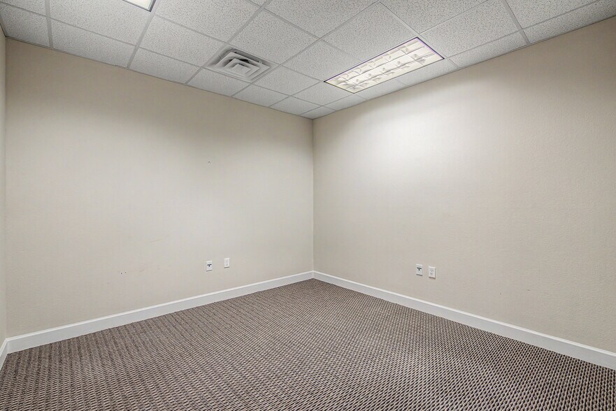 More Photos Of 633 E Fernhurst Dr, Katy Medical For Sale
