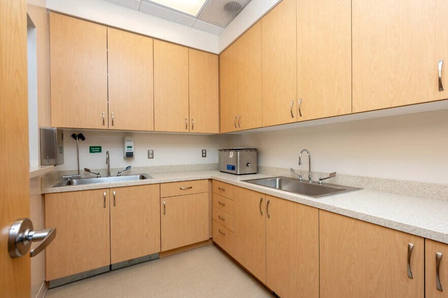 More Photos Of 8860 Columbia 100 Pkwy, Columbia Medical For Lease