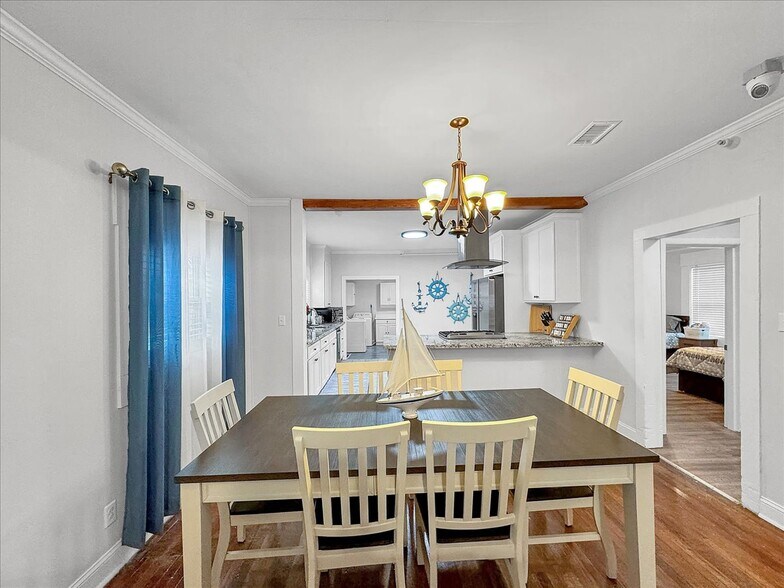 More Photos Of 1007 W Wright St, Pensacola Specialty For Sale