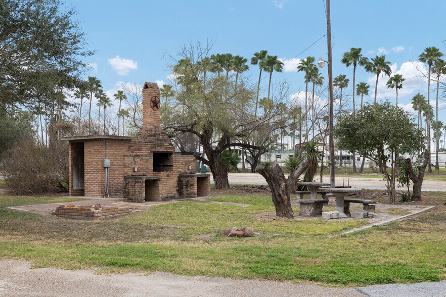 More Photos Of 101 N Val Verde Rd, Donna Warehouse For Sale