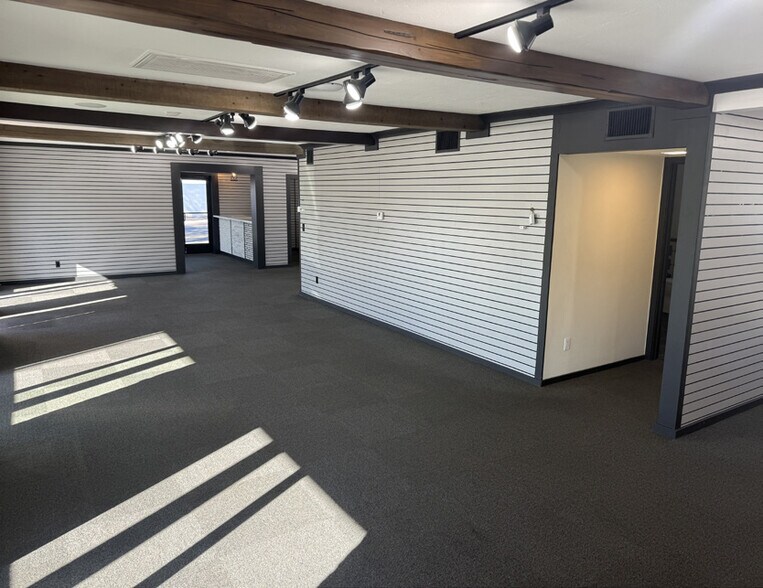 More Photos Of 2514 E Indian School Rd, Phoenix Showroom For Sale