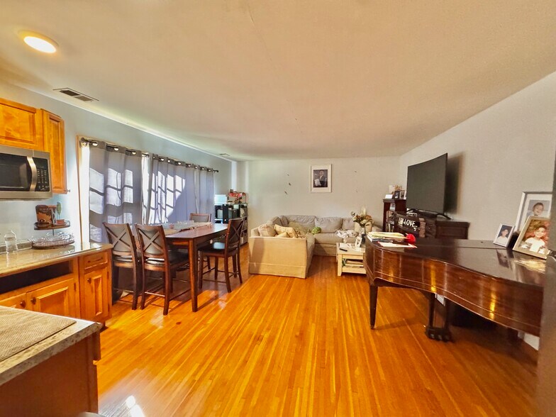 More Photos Of 329 Deer Park Rd, Dix Hills General Retail For Sale