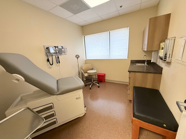 More Photos Of 110 Pond Ct, DeBary Medical For Lease