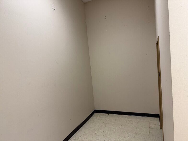 More Photos Of 7108 Texas Rd, Fort Smith Office For Sale