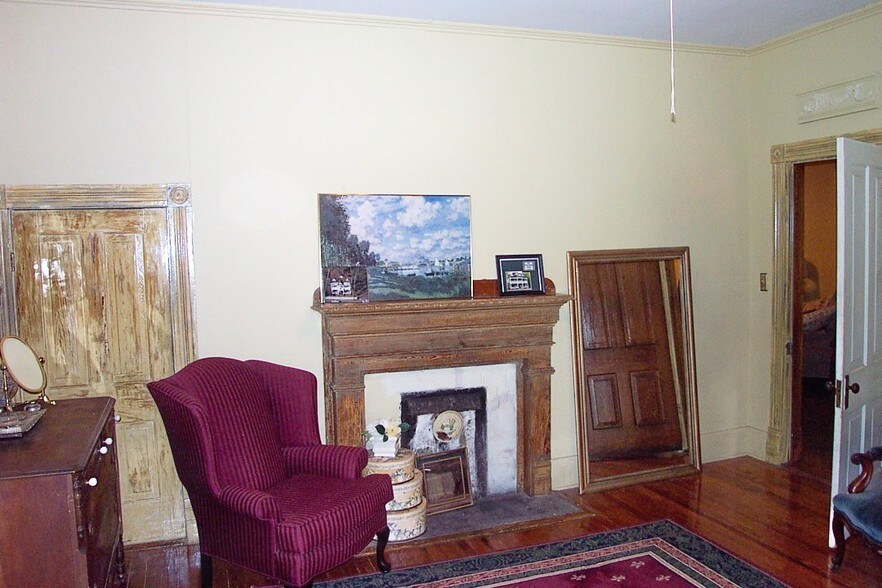 More Photos Of 27 Sycamore St, Jefferson Specialty For Lease