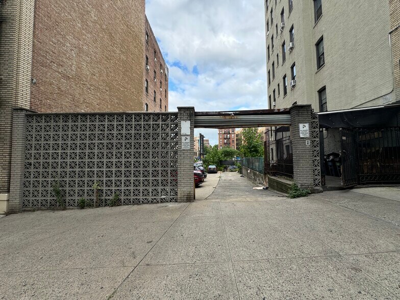 More Photos Of 17 Bennett Ave, New York Land For Sale
