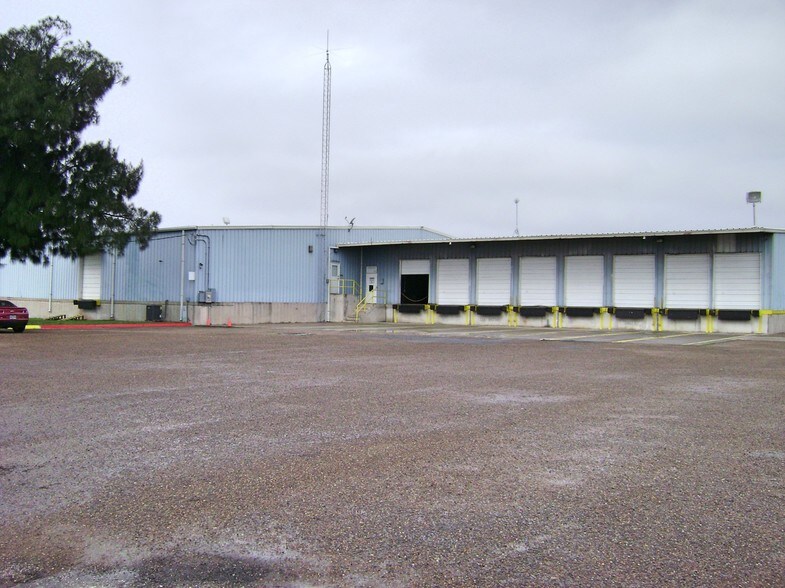 More Photos Of 1605 Military Rd, Brownsville Distribution For Lease