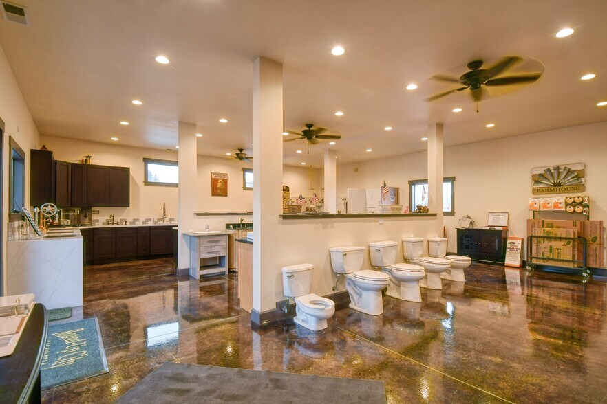 More Photos Of 818 Airport Rd, Pendleton Showroom For Sale