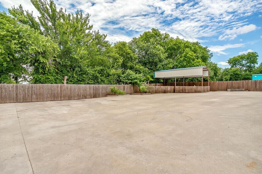 More Photos Of 110 Gotcher Ave, Lake Dallas Warehouse For Sale