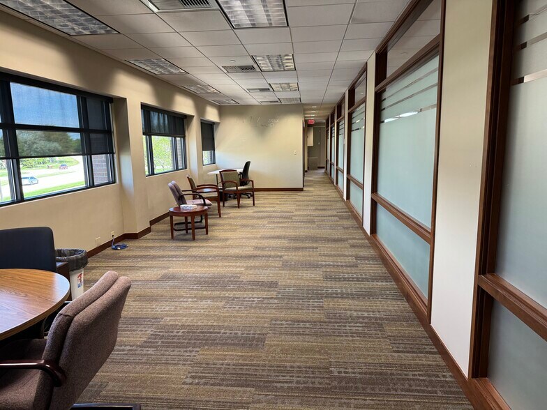 More Photos Of 109 Veterans Pky, Yorkville Office For Lease