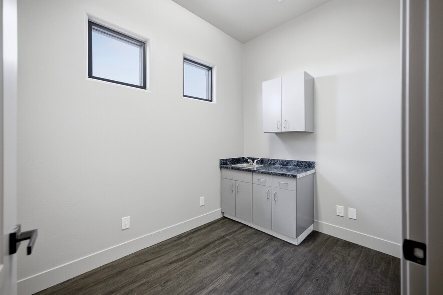 More Photos Of 3939 N Stockton Hill Rd, Kingman Office For Lease