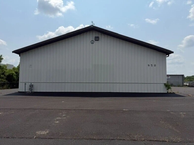 More Photos Of 950 Glengarry Drive, Fairdale Industrial For Sale