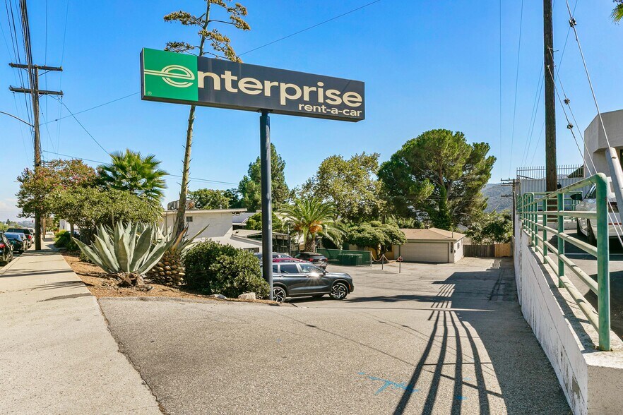 More Photos Of 3850 Foothill Blvd, La Crescenta General Retail For Sale