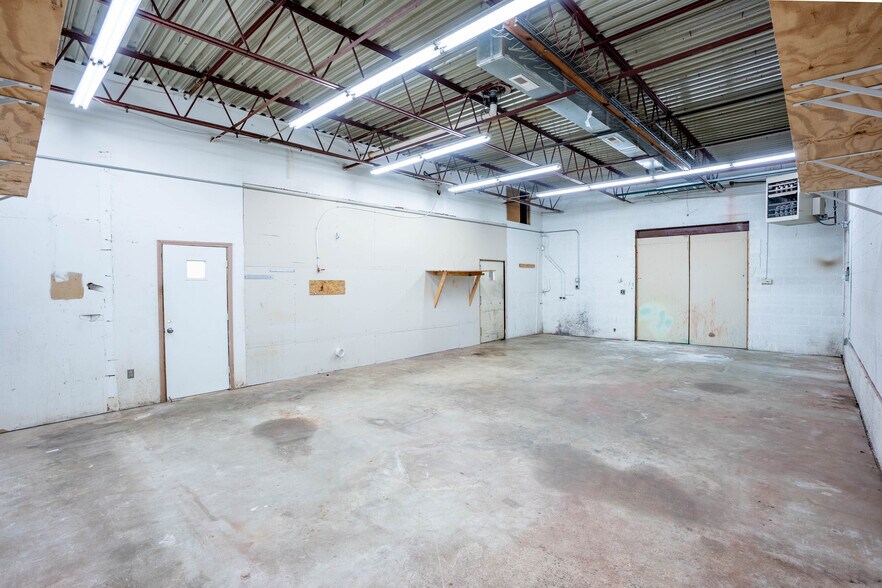 More Photos Of 902-904 Cleveland St, Durham Flex For Lease