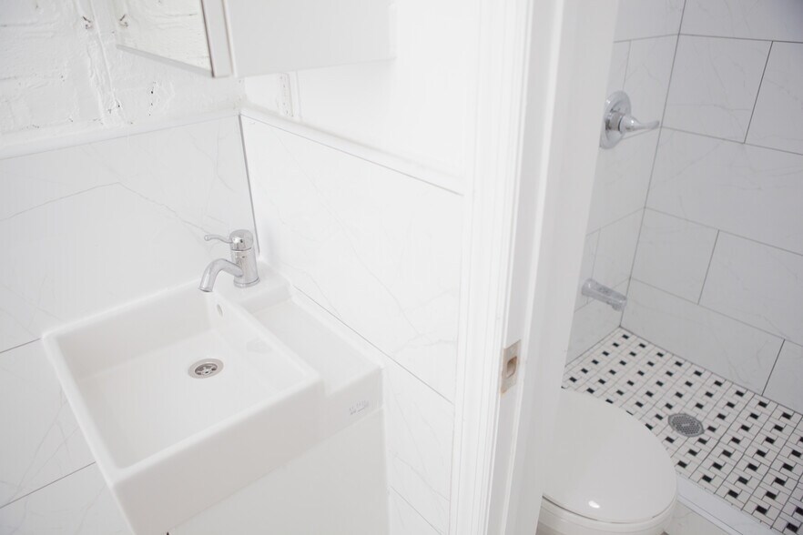 More Photos Of 58 Ainslie St, Brooklyn Freestanding For Lease