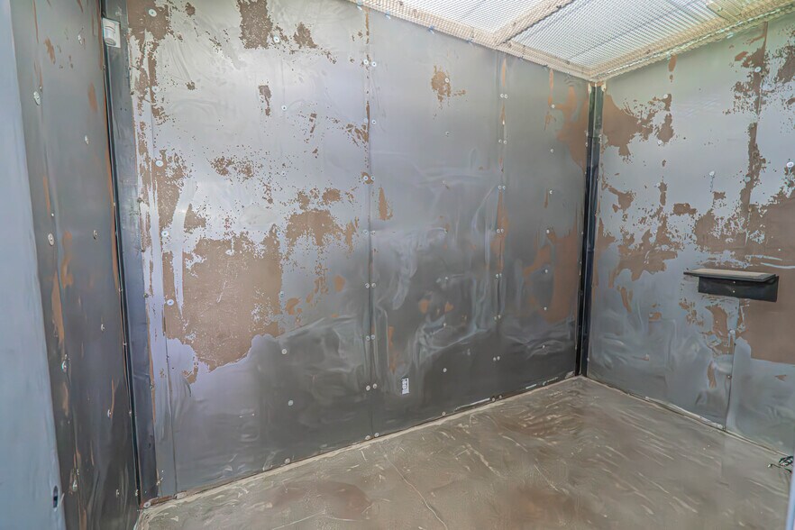 More Photos Of 1901 S Alameda St, Los Angeles General Retail For Sale