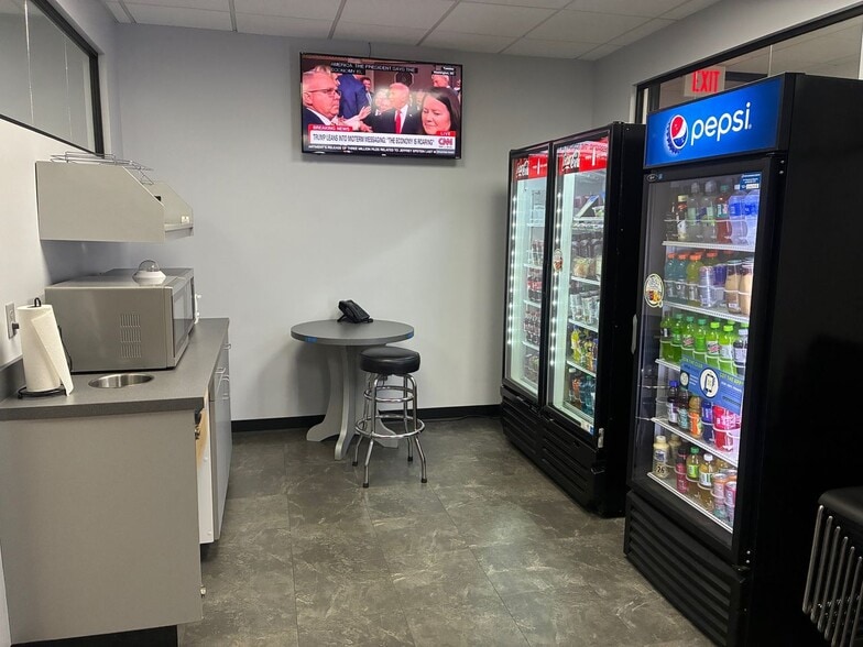 More Photos Of 125 Broadway Ave, Oak Ridge Office For Sale