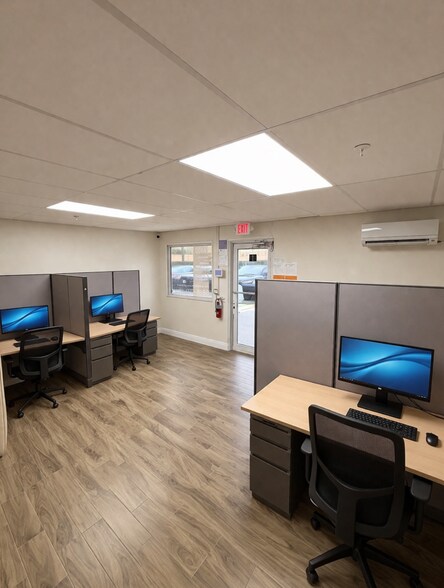 More Photos Of 581 105th Ave N, West Palm Beach Light Distribution For Sale