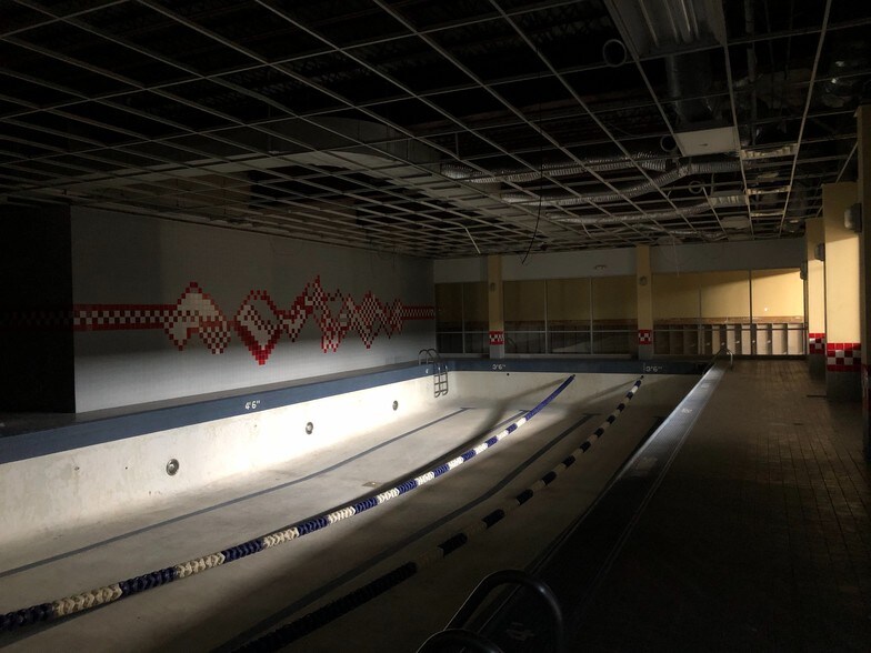 More Photos Of 16000-16200 Northland Dr, Southfield Office For Sale