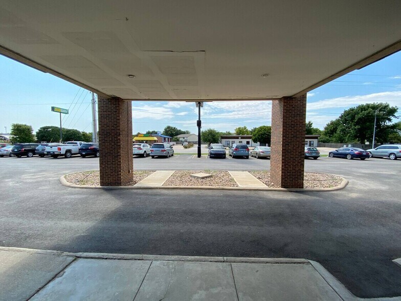 More Photos Of 606 E Lincoln Blvd, Hesston Hotel For Sale