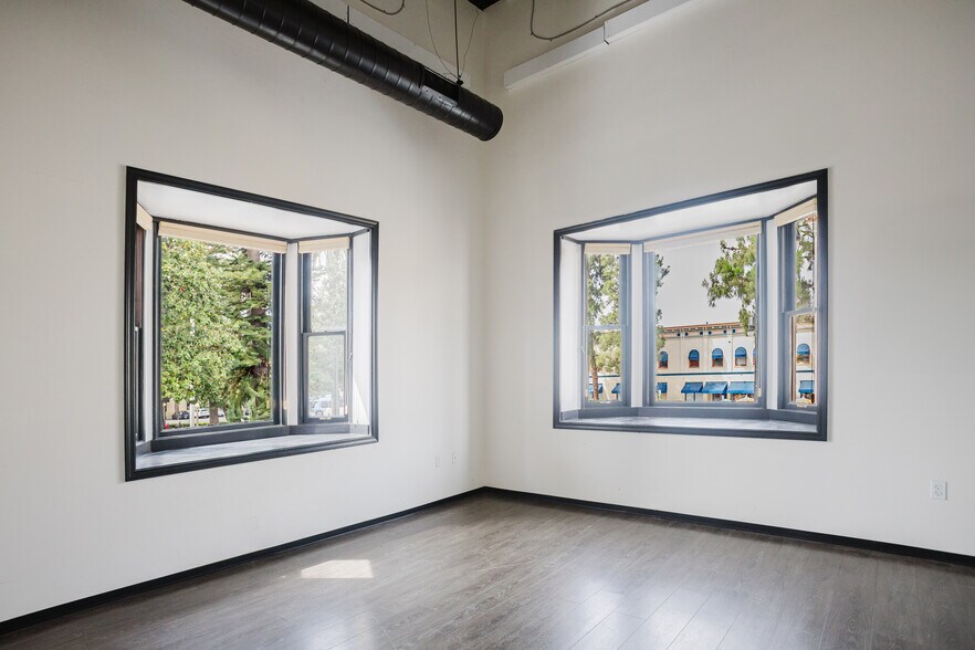 More Photos Of 10 Plaza Sq, Orange Storefront Retail Office For Lease