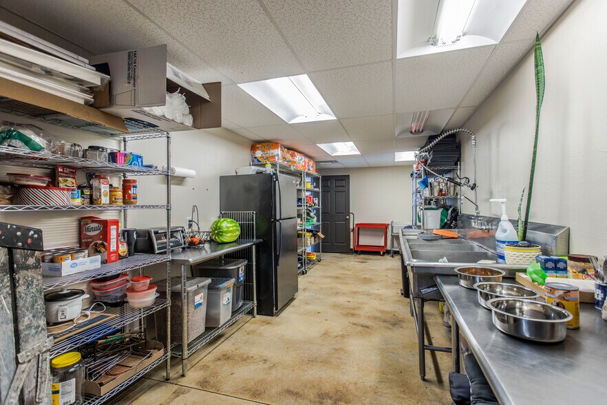 More Photos Of 39812 Hazel Dell Rd, Shawnee Veterinarian Kennel For Sale