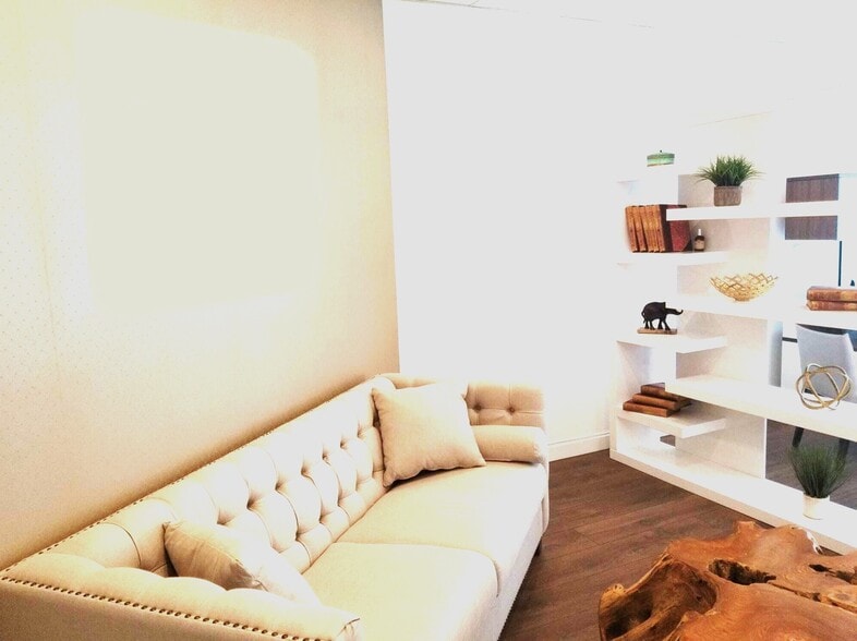 More Photos Of 505-595 Pender St, Vancouver Office For Sale