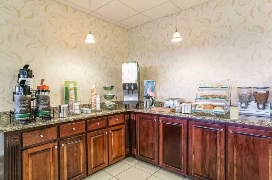 More Photos Of 631 E Barbour St, Eufaula Hotel For Sale