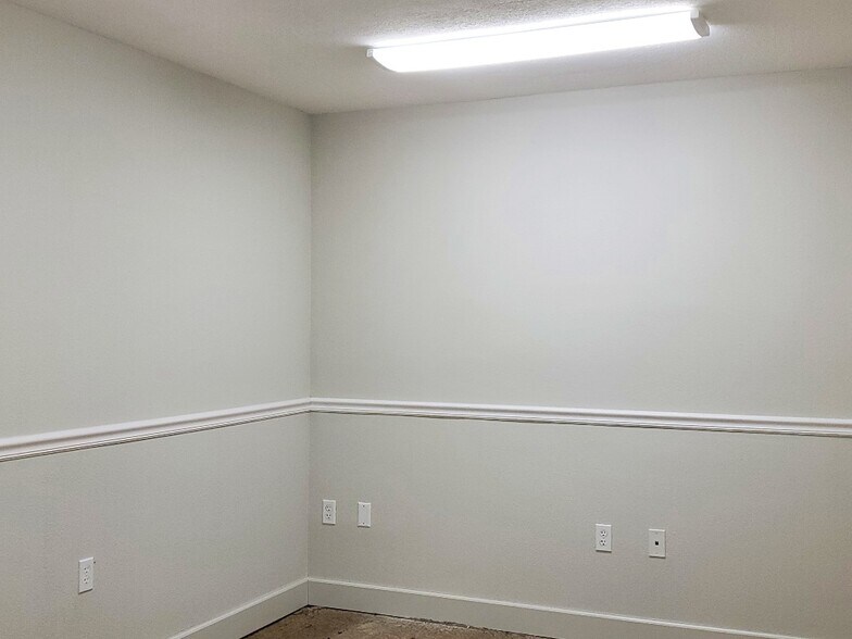 More Photos Of 113 W Chapman Rd, Oviedo Office For Lease