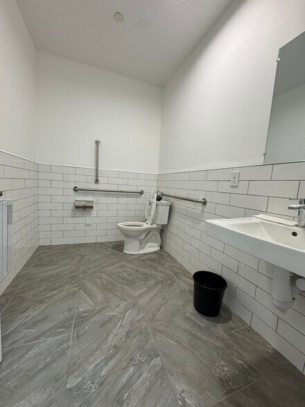 More Photos Of 980 Little East Neck Rd, West Babylon Showroom For Lease