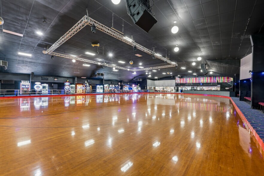 More Photos Of 357 NW Hall Of Fame Dr, Lake City Skating Rink For Sale