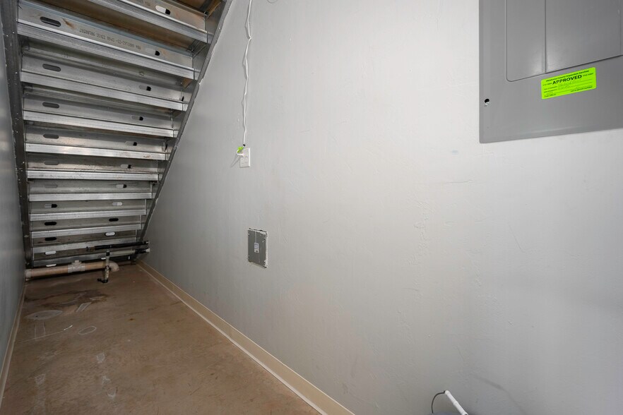 More Photos Of 6679 Prosper Rd, Edmond Showroom For Lease