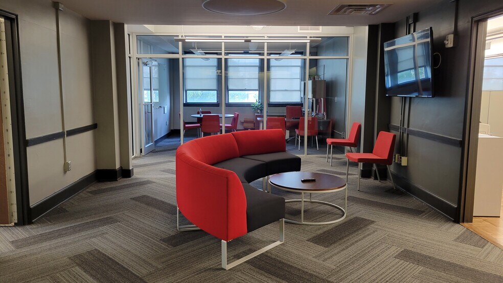 More Photos Of 18 E North St, Greenville Office For Sale