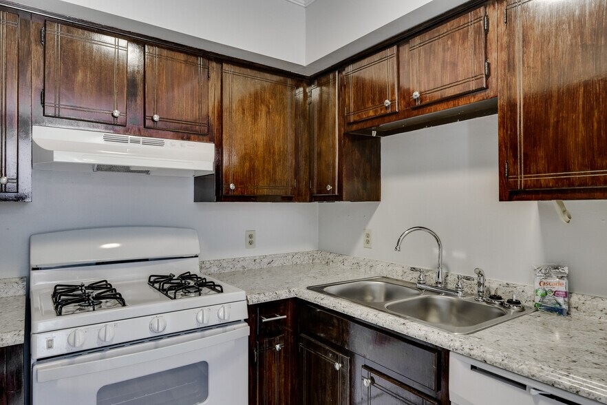 More Photos Of 1906 W Matthews Ave, Jonesboro Apartments For Sale