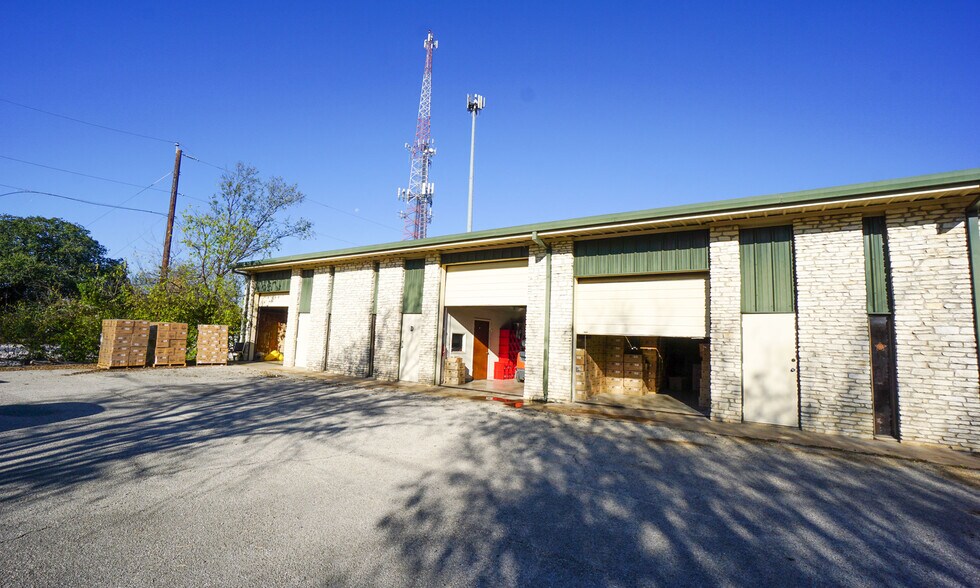 More Photos Of 1500 Chisholm Trail Rd, Round Rock Warehouse For Lease
