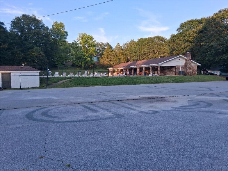 More Photos Of 712 Brooks Rd, Mauldin Swimming Pool For Sale