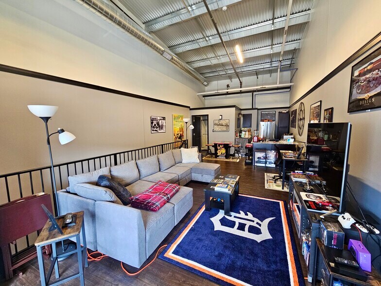 More Photos Of 247 Apex Dr, Pontiac Parking Garage For Sale
