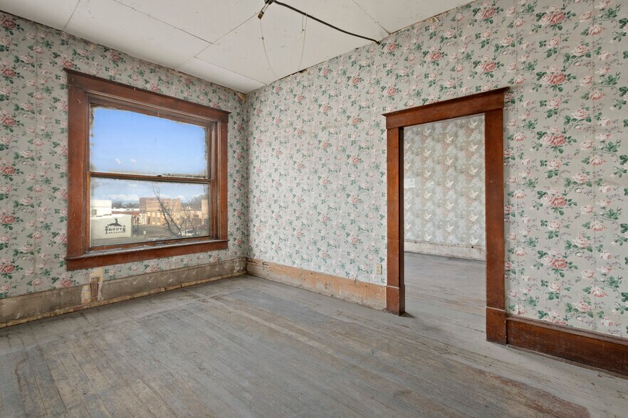 More Photos Of 1005 Main St, Buhl Storefront Retail Residential For Sale