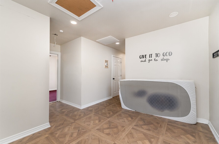 More Photos Of 9008 N Lakebrook Rd, Charlotte Light Distribution For Sale