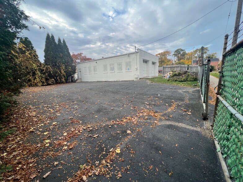 More Photos Of 556 Auburn Ave, Pontiac Light Manufacturing For Lease