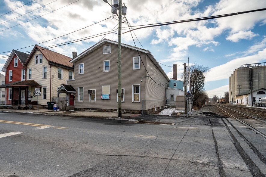 More Photos Of 102 S Richmond St, Fleetwood Warehouse For Sale