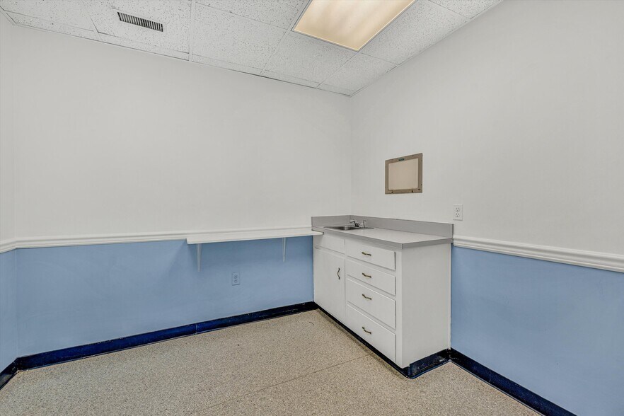 More Photos Of 1930 Braeburn Dr, Salem Medical For Sale