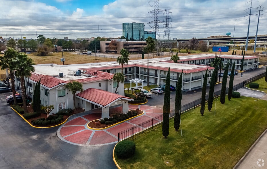 More Photos Of 6 N Sam Houston Pky E, Houston Hotel For Sale